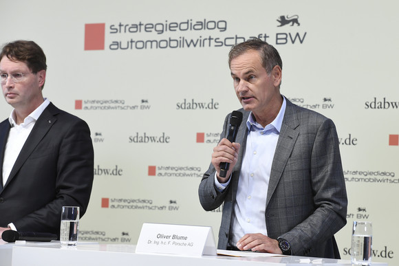 Top-Level-Meeting Fünfte Jahresveranstaltung des Strategiedialogs Automobilwirtschaft Oliver Blume (rechts), Vorstandsvorsitzender der Dr. Ing h.c. F. Porsche AG, spricht auf der Pressekonferenz bei der fünften Jahresveranstaltung des Strategiedialogs Automobilwirtschaft.