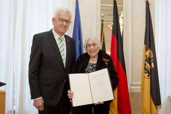 Tag des Ehrenamtes Kretschmann würdigt besonderes ehrenamtliches Engagement Ministerpräsident Winfried Kretschmann (l.) und Ursula Kuttler-Merz (r.)