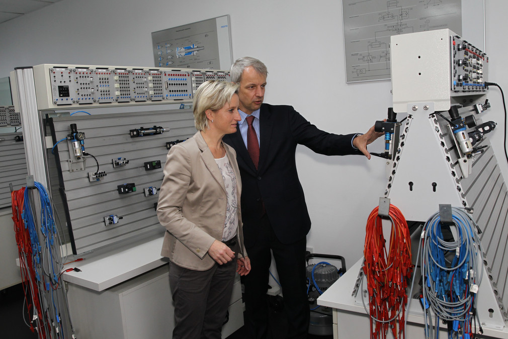 Ministerin Hoffmeister-Kraut besuchte im German Center mit der Delegation auch die Firma Festo.