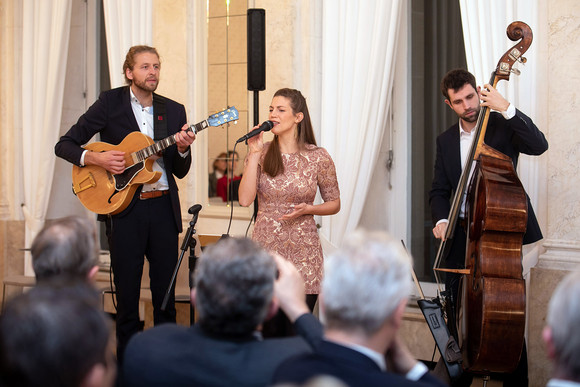 Das Trio Jazz En Vogue spielt im Saal (Bild: Uli Regenscheit)