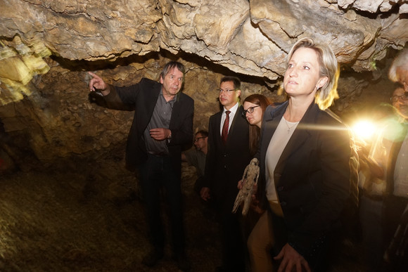 Denkmalpflege Ministerin besucht UNESCO-Welterbestätte Besuch Hohlenstein-Stadel im Lonetal im Rahmen des Besuchs der Höhlen und Eiszeitkunst auf der Schwäbischen Alb am 8. August 2017