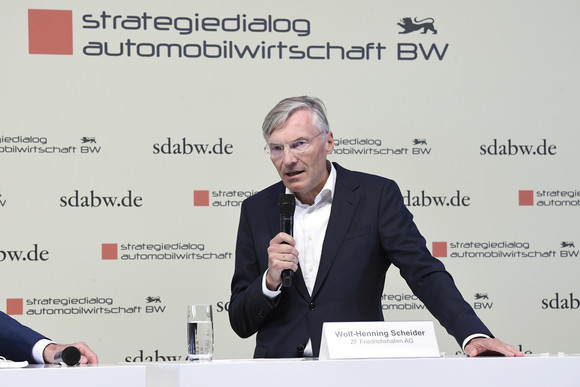 Top-Level-Meeting Fünfte Jahresveranstaltung des Strategiedialogs Automobilwirtschaft Wolf-Henning Scheider, Vorstandsvorsitzender der ZF Friedrichshafen AG, spricht auf der Pressekonferenz bei der fünften Jahresveranstaltung des Strategiedialogs Automobilwirtschaft.