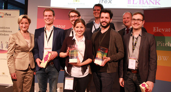 Wirtschaftsministerin Nicole Hoffmeister-Kraut mit den Gewinnern des Elevator-Pitch Baden-Württemberg 2016: GoSilico (1. Platz), Cross connected (2. Platz) und otego (3. Platz)