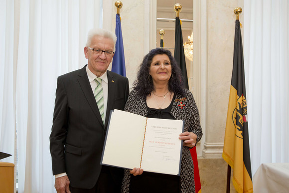 Tag des Ehrenamtes Kretschmann würdigt besonderes ehrenamtliches Engagement Ministerpräsident Winfried Kretschmann (l.) und Gottlinde Ullrich (r.)