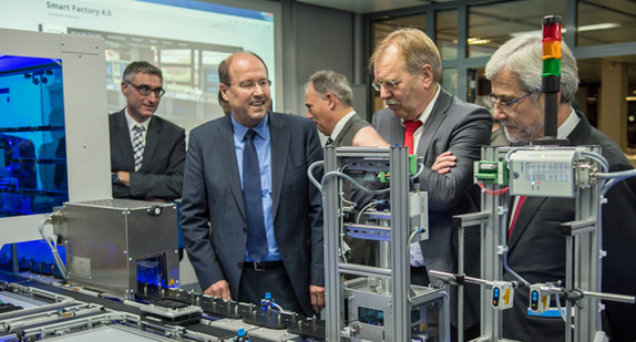 Ministerialdirektor Hubert Wicker bei der Einweihung der Lernfabrik in Aalen, die das Ministerium mit bis zu 500.000 Euro fördert. (Foto: Technische Schule Aalen)