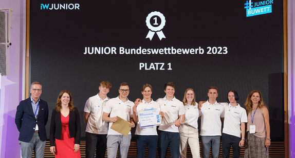 Siegerfoto von der Schülerfirma  „Rebalanced“ aus Baden-Württemberg