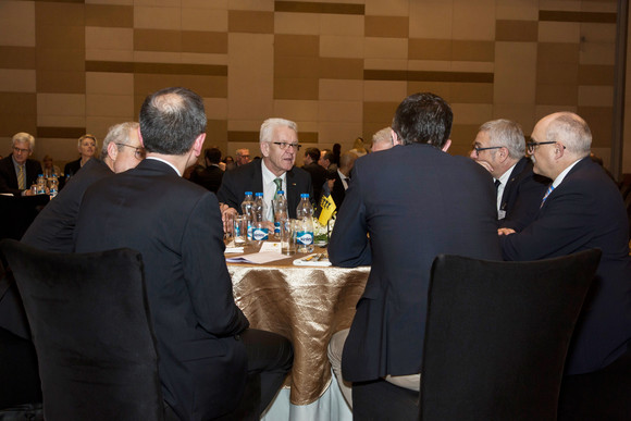 Delegationsreise Ministerpräsident Kretschmann besucht Indien Ministerpräsident Winfried Kretschmann beim Abendessen in Pune im Gespräch mit verschiedenen Delegationsmitgliedern (Bild: © Staatsminsiterium Baden-Württemberg).