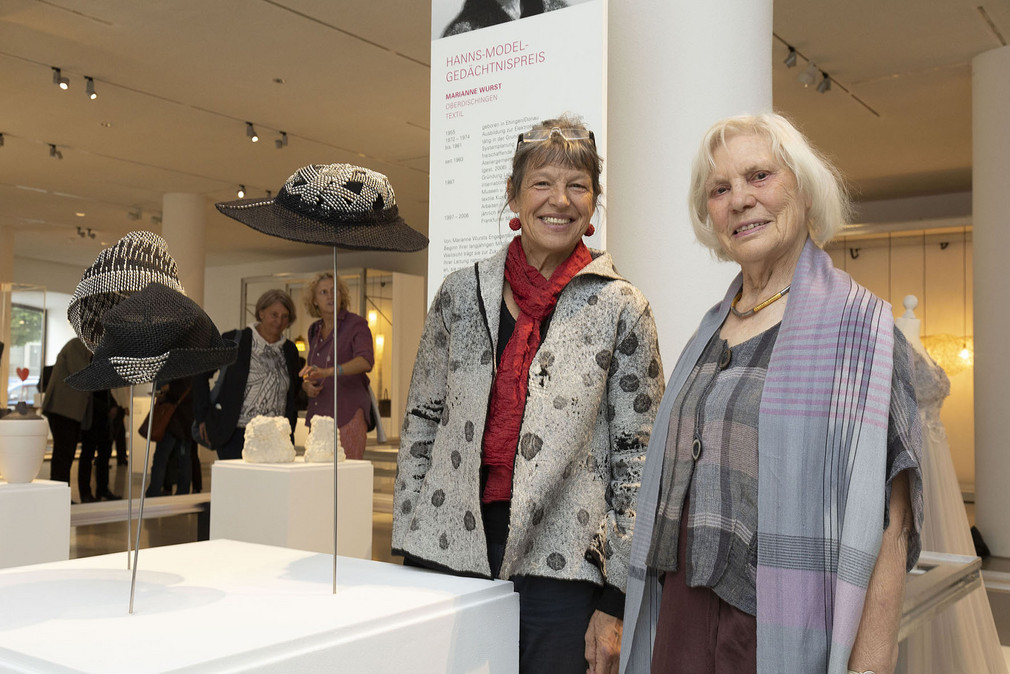 Marianne Wurst (Hanns-Model-Gedächtnispreis 2022) und Renate Vest (Hanns-Model-Stiftung) in der Landesausstellung