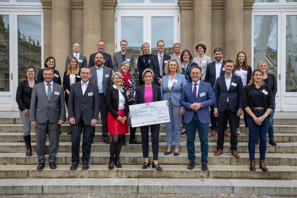 Wirtschaftsministerin Dr. Nicole Hoffmeister-Kraut übergibt die Förderbescheide für berufliche Bildung an die Bildungseinrichtungen in Baden-Württemberg.