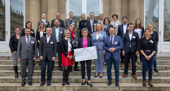 Wirtschaftsministerin Dr. Nicole Hoffmeister-Kraut übergibt die Förderbescheide für berufliche Bildung an die Bildungseinrichtungen in Baden-Württemberg.