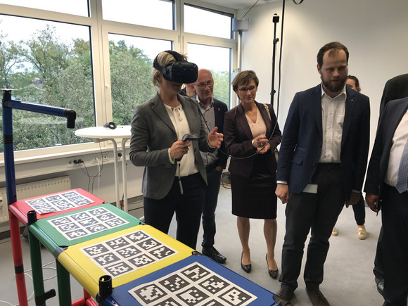 Kreisbereisung Ministerin besucht Landkreis Böblingen Besuch des Unternehmens IPO.Plan GmbH in Leonberg im Rahmen der Kreisbereisung Böblingen am 5. Oktober 2017