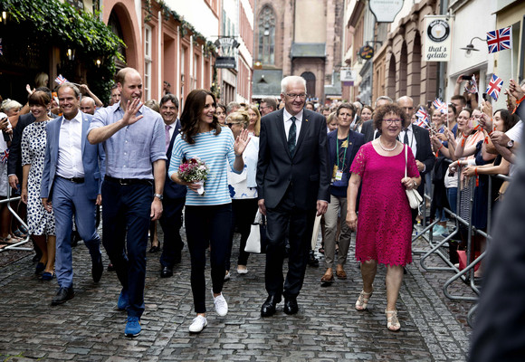 Besuch Herzogpaar von Cambridge besucht Heidelberg Spaziergang zur Alten Brücke: Heidelbergs Oberbürgermeister Prof. Dr. Eckart Würzner, Prinz William, Herzogin Catherine, Ministerpräsident Winfried Kretschmann und Gerlinde Kretschmann (v.l.n.r.)