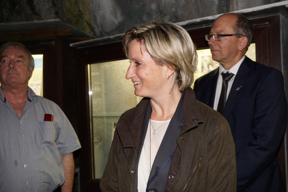 Denkmalpflege Ministerin besucht UNESCO-Welterbestätte Besuch Hohle Fels im Achtal im Rahmen des Besuchs der Höhlen und Eiszeitkunst auf der Schwäbischen Alb am 8. August 2017