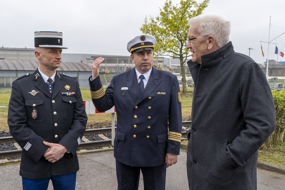 Europa Kretschmann auf Delegationsreise in Straßburg Ministerpräsident Winfried Kretschmann (rechts) im Gespräch mit zwei Polizisten der Wasserschutzpolizeistation in Kehl.