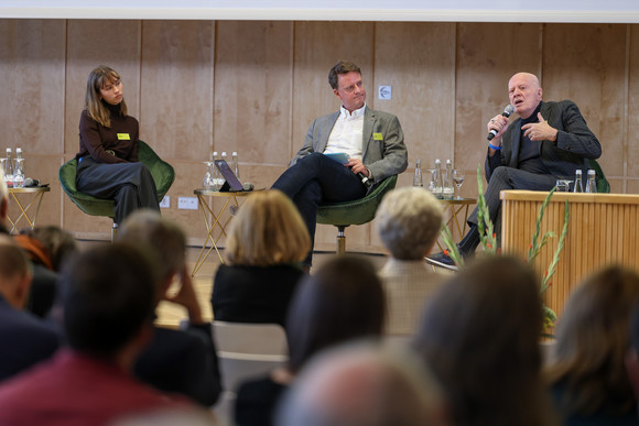 Zusammenhalt in der Transformation Tagung „Gemeinsam handeln“ Podiumsdiskussion mit Pauline Brünger (links), Fridays for Future, Moderator Benno Stieber (Mitte) und Ralf Fücks (rechts), Geschäftsführer Zentrum Liberale Moderne