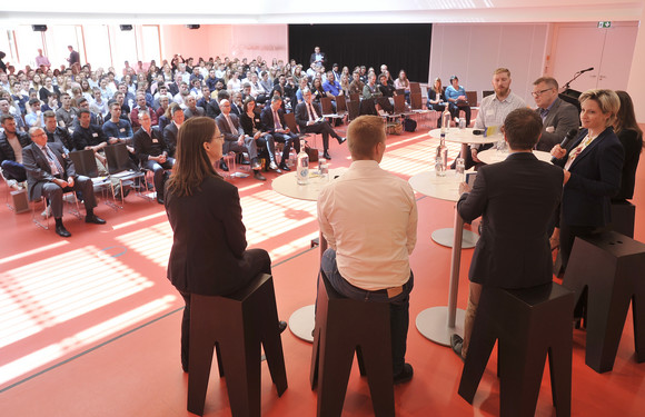 Als „großen Erfolg“ bezeichnete Wirtschaftsministerin Dr. Nicole Hoffmeister-Kraut die Initiative Ausbildungsbotschafter beim Kongress „Wir stehen für Ausbildung!“ am 15. Mai 2017 in Stuttgart. Hier begrüßte die Ministerin rund 350 Auszubildende, Ausbilderinnen und Ausbilder, Personalverantwortliche, Lehrkräfte sowie Berufsberaterinnen und Berufsberater aus ganz Baden-Württemberg.