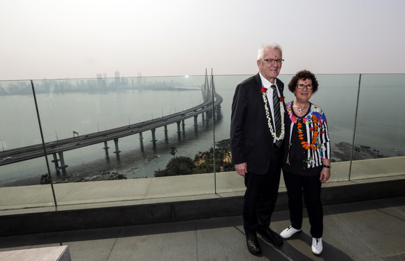Delegationsreise Ministerpräsident Kretschmann besucht Indien Ministerpräsident Winfried Kretschmann und seine Frau Gerlinde Kretschmann auf der Terrasse des Hotels Taj Lands End in Mumbai