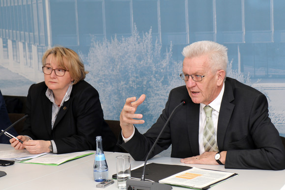 Pressekonferenz Gebühren für internationale Studierende und Zweitstudium Ministerpräsident Winfried Kretschmann (r.) und Wissenschaftsministerin Theresia Bauer (l.)
