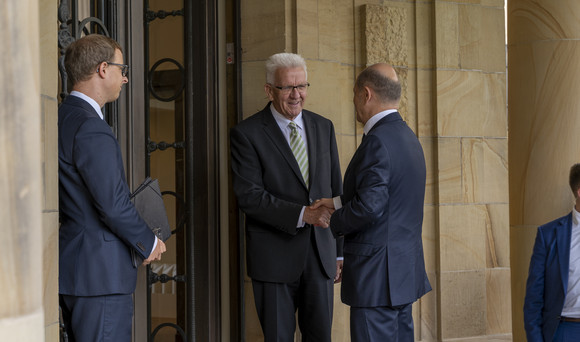 Bund-Länder-Beziehungen Bundeskanzler Olaf Scholz zu Besuch in Stuttgart Ministerpräsident Winfried Kretschmann begrüßt den Bundeskanzler Olaf Scholz am Eingang der Villa Reitzenstein, dem Amtssitz des Ministerpräsidenten von Baden-Württemberg in Stuttgart.