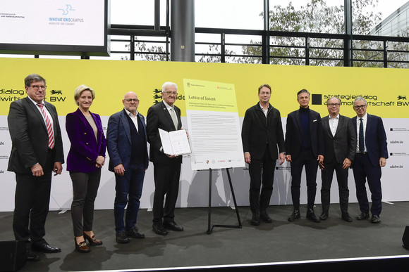Automobilwirtschaft Achte Jahresveranstaltung des Strategiedialogs Automobilwirtschaft Die Unterzeichner einer gemeinsamen Erklärung zur Stärkung von Free- and Open-Source-Software-Kollaboration in der Automobilwirtschaft