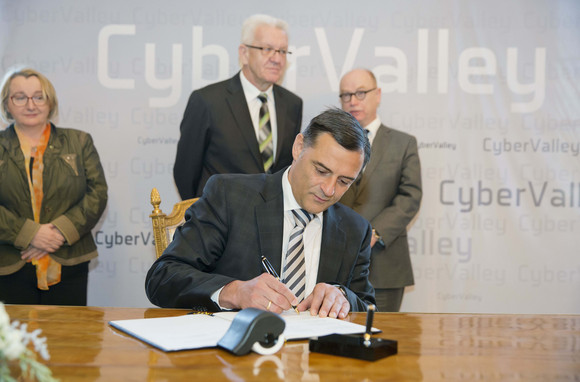 Forschung Europäische Forschungskooperation „Cyber Valley“ startet Dr. Michael Steiner, Mitglied des Vorstands, Forschung und Entwicklung Porsche AG