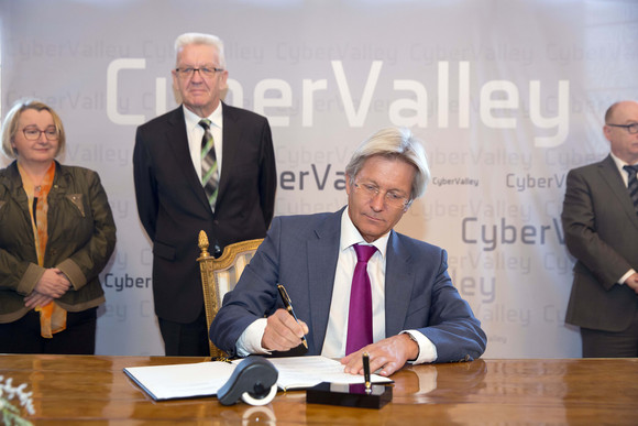 Forschung Europäische Forschungskooperation „Cyber Valley“ startet Elmar Frickenstein , Senior Vice President Autonomous Driving, Driver Assistence BMW AG