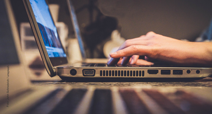 Hand tippt auf einem Laptop / ©John Schnobrich / Unsplash