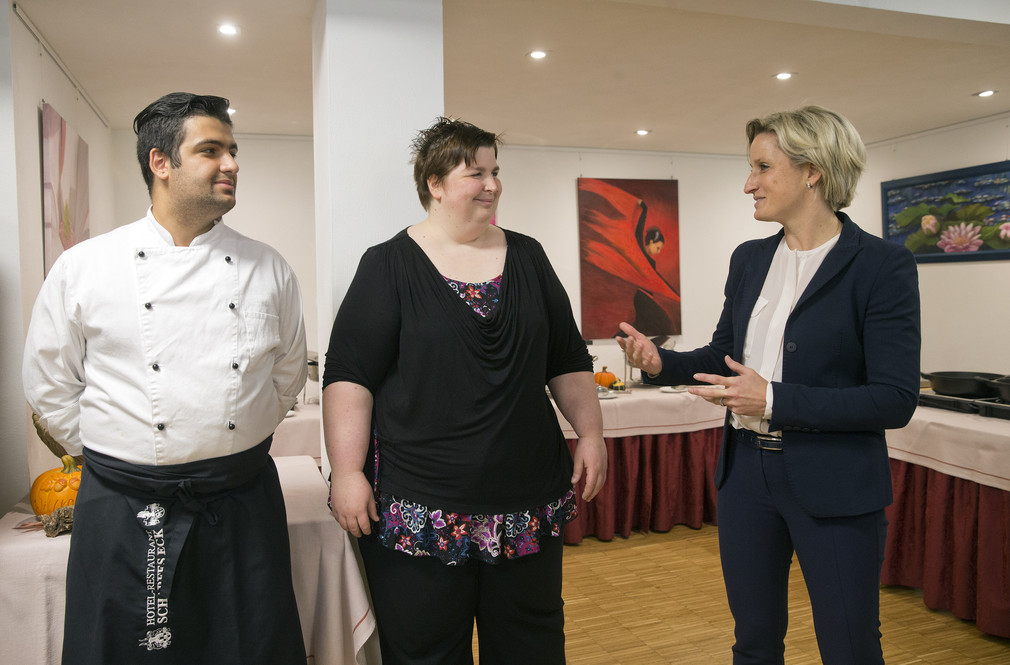 Wirtschaftsministerin Dr. Hoffmeister-Kraut besuchte auf ihrer Pressereise "Flüchtlinge in Ausbildung und Arbeit" das Hotel-Restaurant "Scharfes Eck" in Mühlacker.