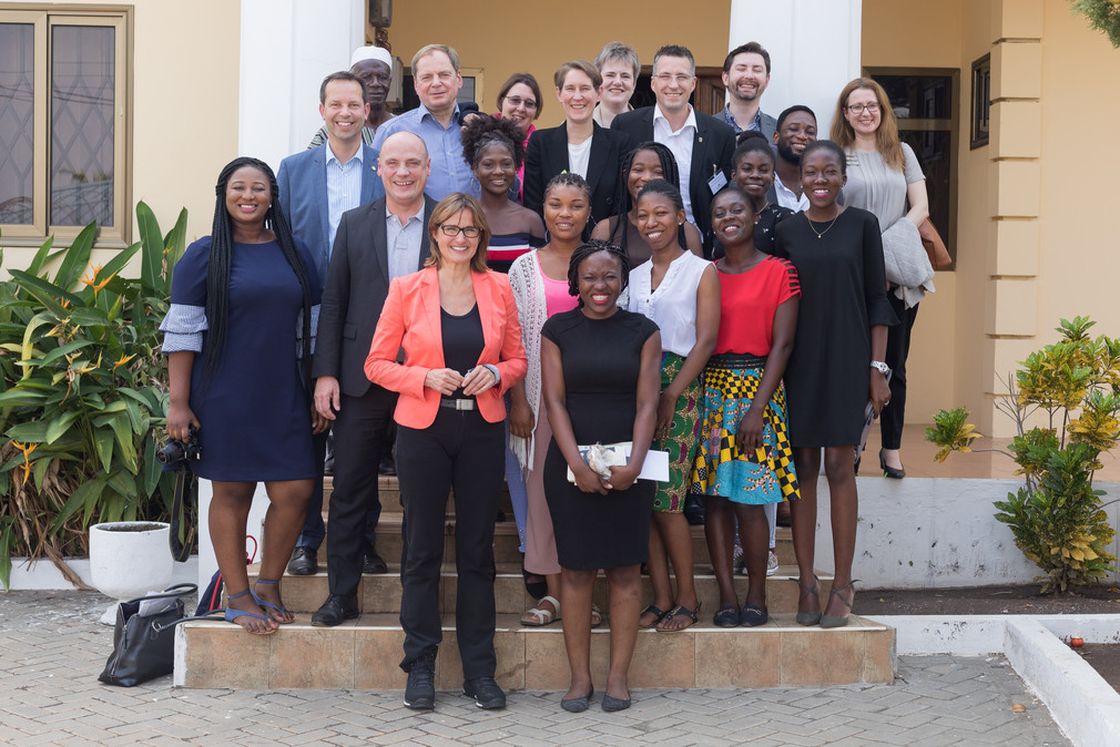 Wirtschaftsstaatssekretärin Katrin Schütz auf einem Gruppenbild mit Vertreterinnen  des „Tech Needs Girls Project“ der Soronko Foundation in Ghana (Quelle: David Kunutsor)
