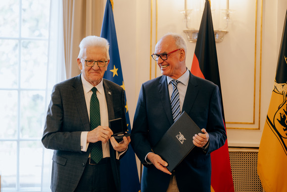 Ministerpräsident Winfried Kretschmann (links) überreicht Prof. Dr. Hubert Klausmann (rechts) die Staufermedaille in Gold.
