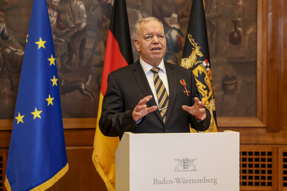 Auszeichnung Bundesverdienstkreuz für Prof. Dr. Bernd Kühlmuß Prof. Dr. Bernd Kühlmuß bei seiner Ansprache