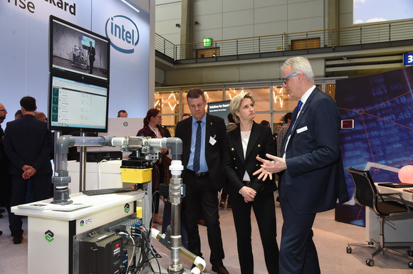 Wirtschaftsministerin Dr. Nicole Hoffmeister-Kraut hat sich bei einem Besuch der CeBIT in Hannover am 21. und 22. März 2017 bei Ausstellern aus Baden-Württemberg über die wichtigsten Trends der Digitalisierung informiert und ausgetauscht.