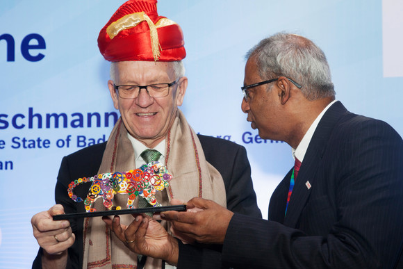 Delegationsreise Ministerpräsident Kretschmann besucht Indien Ministerpräsident Winfried Kretschmann (l.) erhält bei Bosch India in Pune zur Begrüßung die traditionelle Kopfbedeckung „Pagarhi“ und ein Gastgeschenk.