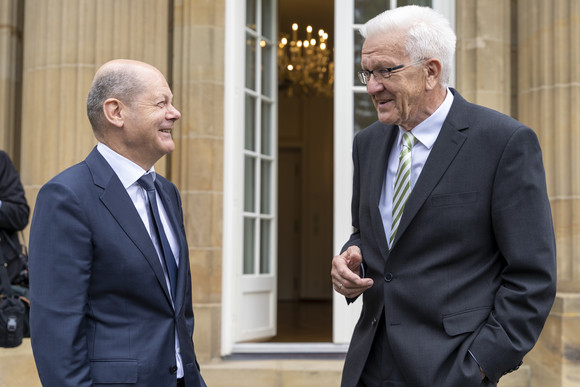 Bund-Länder-Beziehungen Bundeskanzler Olaf Scholz zu Besuch in Stuttgart Ministerpräsident Winfried Kretschmann (r.) und Bundeskanzler Olaf Scholz (l.) stehen auf der Terrasse der Villa Reitzenstein, dem Amtssitz des Ministerpräsidenten von Baden-Württemberg in Stuttgart. Beide sind miteinander im Gespräch.