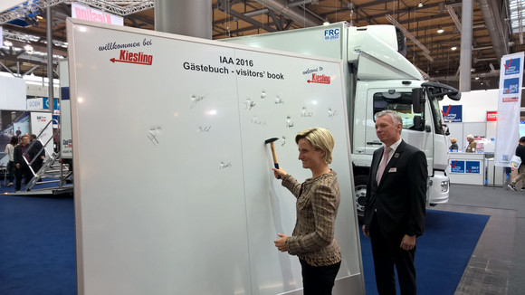 Wirtschaftsministerin Dr. Nicole Hoffmeister-Kraut hat sich am 23. September 2016 beim Besuch auf der 66. IAA Nutzfahrzeuge in Hannover einen Eindruck von den Trends der Industrie aus Baden-Württemberg in Forschung, Produktion sowie über künftige Herausforderungen im Bereich vernetztes und automatisiertes Fahren sowie der Elektromobilität im Nutzfahrzeug verschafft.