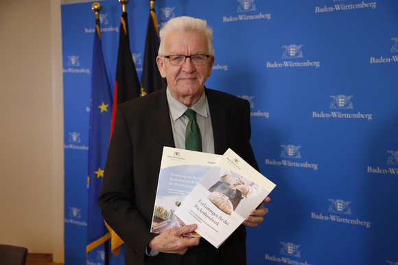 Bürokratieabbau Neue Empfehlungsberichte des Normenkontrollrats zum Bürokratieabbau Ministerpräsident Winfried Kretschmann mit zwei Empfehlungsberichten des Normenkontrollrats Baden-Württemberg zu Möglichkeiten des Bürokratieabbaus im Bäckerhandwerk und beim Brandschutz