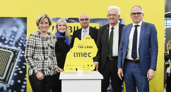 von links nach rechts: Wirtschaftsministerin Dr. Nicole Hoffmeister-Kraut, Kerstin Jorna (Europäische Kommission), Luc Van den hove (Präsident und CEO von imec), Ministerpräsident Winfried Kretschmann und der flämische Ministerpräsident Matthias Diependaele bei der Bekanntgabe des Ansiedlungsprojekts