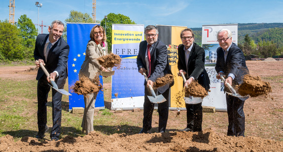 Beim Spatenstich des Business Development Center Organische Elektronik (BDC OE)(v.l.n.r.): Dr. Andre Domin, Geschäftsführer Technologieförderung Heidelberg GmbH; Katrin Schütz, Staatssekretärin im Ministerium für Wirtschaft, Arbeit und Wohnungsbau; Hans-Jürgen Heiß, Bürgermeister Stadt Heidelberg; Lukas Hampl, Architekturbüro RKW+; Siegbert Moraw, Vorstand Sparkasse Heidelberg (Quelle: Technologieförderung HD GmbH und RKW Architektur +)