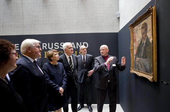 ANTRITTSBESUCH Bundespräsident Steinmeier in Baden-Württemberg Marbach am Neckar, Deutsches Literaturarchiv: Gerlinde Kretschmann, Bundespräsident Frank-Walter Steinmeier, Elke Büdenbender, Ministerpräsident Winfried Kretschmann und der Direktor des Deutschen Literaturarchivs, Ulrich Raulff (v.l.n.r.)