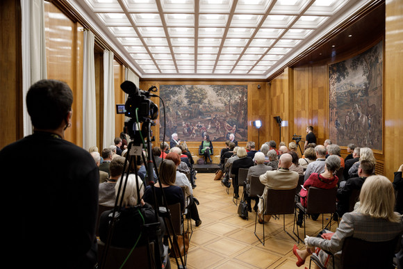 Kultur in der Villa Gesellschaftlicher Zusammenhalt ist auch eine Frage der Haltung „Kultur in der Villa“ in der Villa Reitzenstein mit Ministerpräsident Winfried Kretschmann und dem Schriftsteller Matthias Politycki (Bild: Staatsministerium Baden-Württemberg)