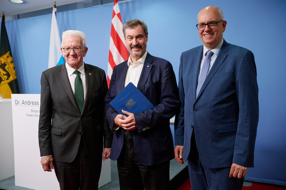 von links nach rechts: Baden-Württembergs Ministerpräsident Winfried Kretschmann, Bayerns Ministerpräsident Dr. Markus Söder und Bremens Bürgermeister Dr. Andreas Bovenschulte bei einer gemeinsamen Pressekonferenz in Berlin.