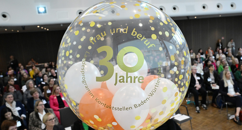 Transparenter Ball mit Aufschrift zum 30-jährigen Jubiläum des Landesprogramms Kontaktstellen Frau und Beruf 