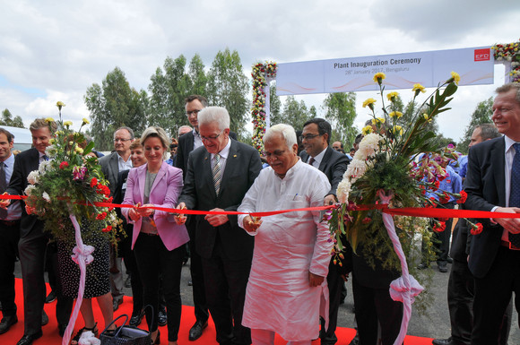 Delegationsreise Ministerpräsident Kretschmann besucht Indien Einweihung der neuen Fabrikhalle bei der Firma EFD Induction Pvt. Ltd. in Bangalore - v.l.n.r.: Wirtschaftsministerin Nicole Hoffmeister-Kraut, Ministerpräsident Winfried Kretschmann und der Industrieminister von Karnataka, R. V. Deshpande, beim Durchschneiden eines Bandes