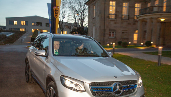 Auto Grüne Mobilität für die Landesspitze Ministerpräsident Winfried Kretschmann (l.) und Daimler-Vorstand Ola Källenius (r.) bei der Probefahrt. (Bild: Staatsministerium Baden-Württemberg)