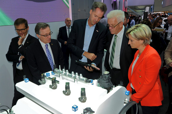 Ministerpräsident Winfried Kretschmann und die Ministerin für Wirtschaft, Arbeit und Wohnungsbau Dr. Nicole Hoffmeister-Kraut besuchten am 15. September 2017 die 67. Internationale Automobil-Ausstellung (IAA) in Frankfurt. Schwerpunkt des Besuchs waren Messeauftritte baden-württembergischer Unternehmen, die Lösungen auf dem Weg zum emissionsfreien Fahren auf dem Branchentreff präsentierten.