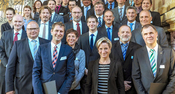 Gruppenfoto: Wirtschaftsministerin Dr. Hoffmeister-Kraut hat am 7. November 2016 die Preisträger der vierten und fünften Runde des Wettbewerbs „100 Orte für Industrie 4.0 in Baden-Württemberg“ ausgezeichnet. 