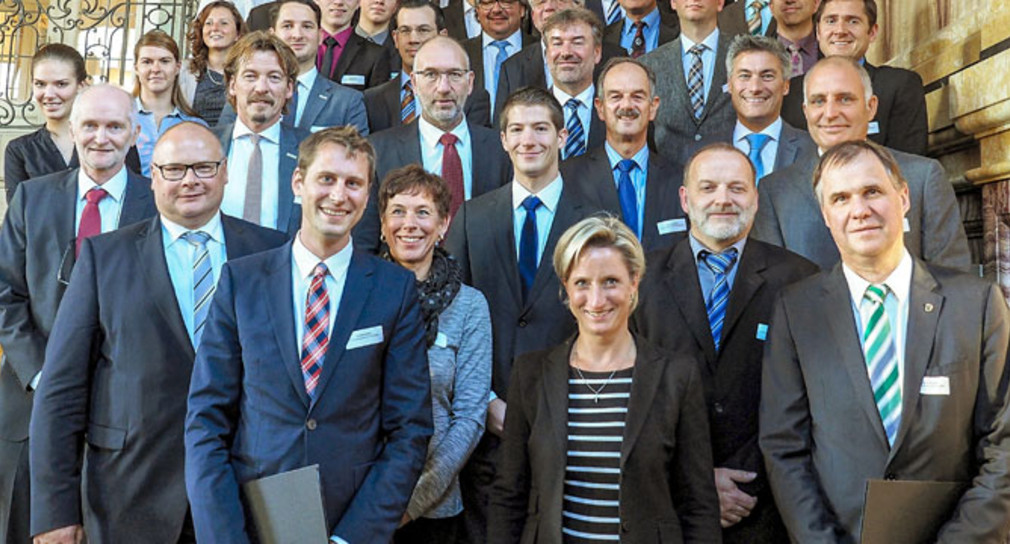Gruppenfoto: Wirtschaftsministerin Dr. Hoffmeister-Kraut hat am 7. November 2016 die Preisträger der vierten und fünften Runde des Wettbewerbs „100 Orte für Industrie 4.0 in Baden-Württemberg“ ausgezeichnet. 
