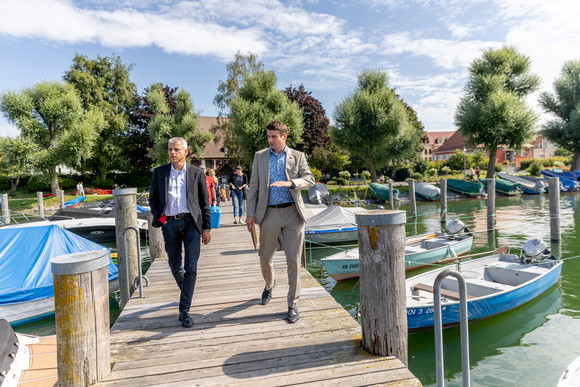 Spaziergang über die Uferanlage Allensbach, Besuch des durch das Land geförderten Bahnhofsgebäudes sowie der Seegartenbühne in Allensbach am 10. August 2021 im Rahmen der Tourismus-Sommerreise