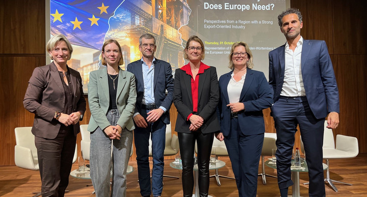 Bei der Paneldiskussion „Wie viel Industriepolitik braucht Europa?“ in der Landesvertretung Baden-Württemberg hat sich die Wirtschaftsministerin dazu mit Anna Cavazzini, Estelle Göger, Freya Lemcke und Daniele Pontarollo 