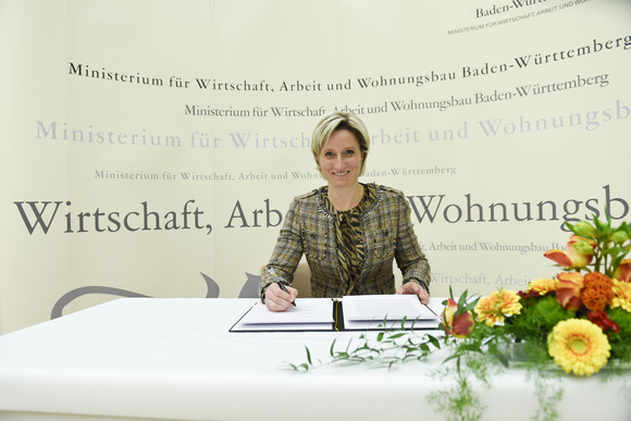 Auf Initiative von Wirtschaftsministerin Dr. Nicole Hoffmeister-Kraut haben am 5. Mai 2017 mehr als 20 Partnerorganisationen aus Unternehmen, Kammern und Verbänden, Gewerkschaften, Wissenschaft und Politik die „Initiative Wirtschaft 4.0 Baden-Württemberg“ gestartet. Mit der Initiative wollen die beteiligten Partnerinnen und Partner die Unternehmen im Land und ihre Beschäftigten branchenübergreifend bei der Digitalisierung unterstützen und den deutschen Südwesten als internationalen Premiumstandort für die digitalisierte Wirtschaft noch sichtbarer machen.